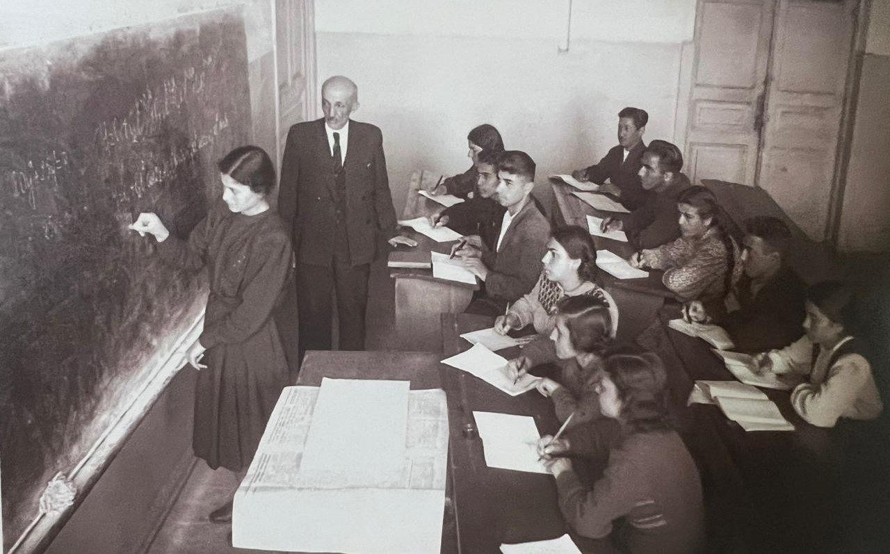 Professor Məmmədbəy Əfəndiyev tələbələr ilə riyaziyyat məşğələsi zamanı (1950)